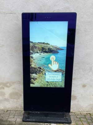 Affichage légal sur totem tactile Saint-Gildas-de-Rhuys